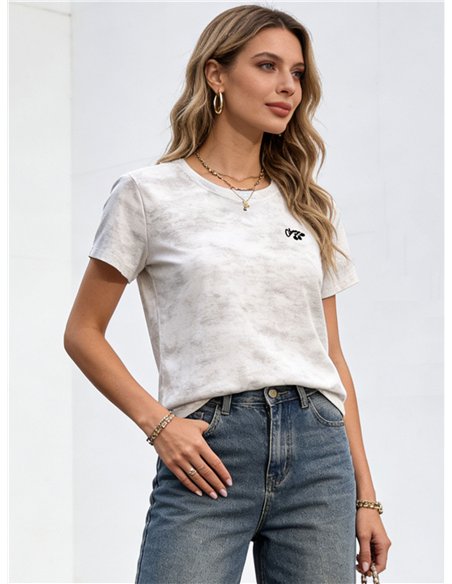 Camiseta efecto lavado con bordado de cerezas