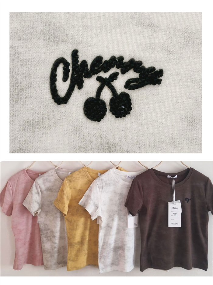 Camiseta efecto lavado con bordado de cerezas