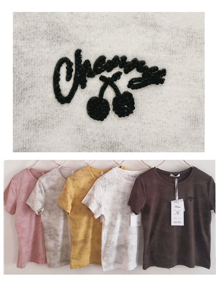 Camiseta efecto lavado con bordado de cerezas