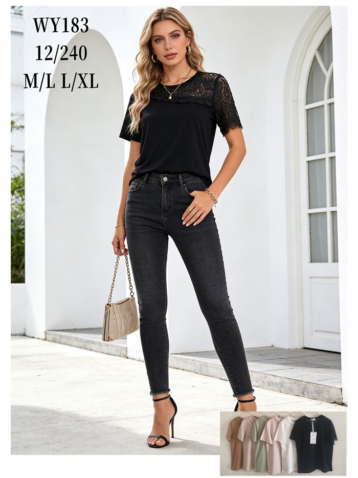 T-shirt con carré e manica in pizzo