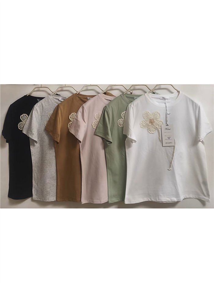 T-shirt con applicazione floreale all'uncinetto