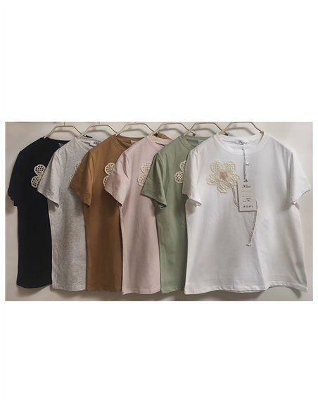 T-shirt con applicazione floreale all'uncinetto
