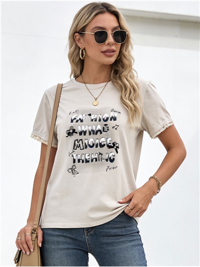 Camiseta con mensaje y manga con encaje