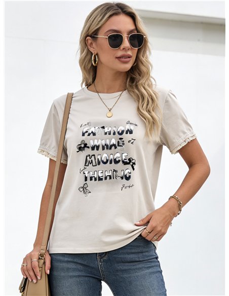 Camiseta con mensaje y manga con encaje