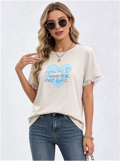 Camiseta con corazón y manga con encaje