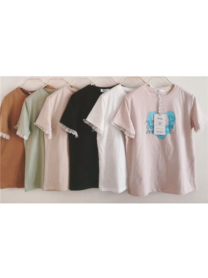 Camiseta con corazón y manga con encaje