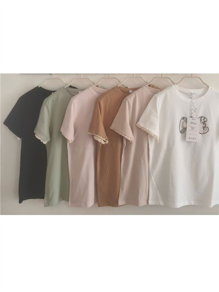 Camiseta con letras aplicadas y manga con encaje