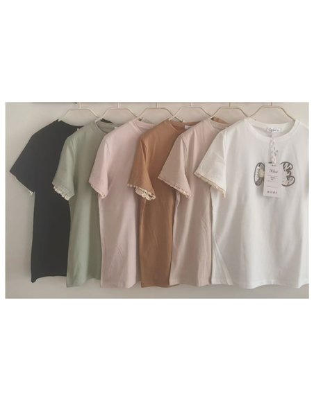 Camiseta con letras aplicadas y manga con encaje