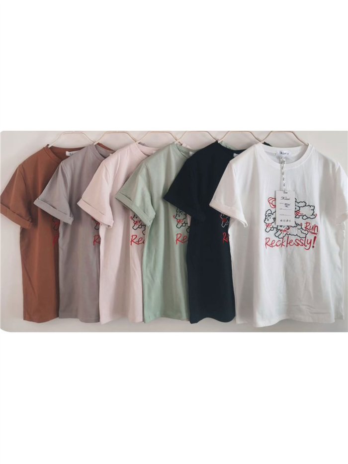 Camiseta con perritos y mensaje