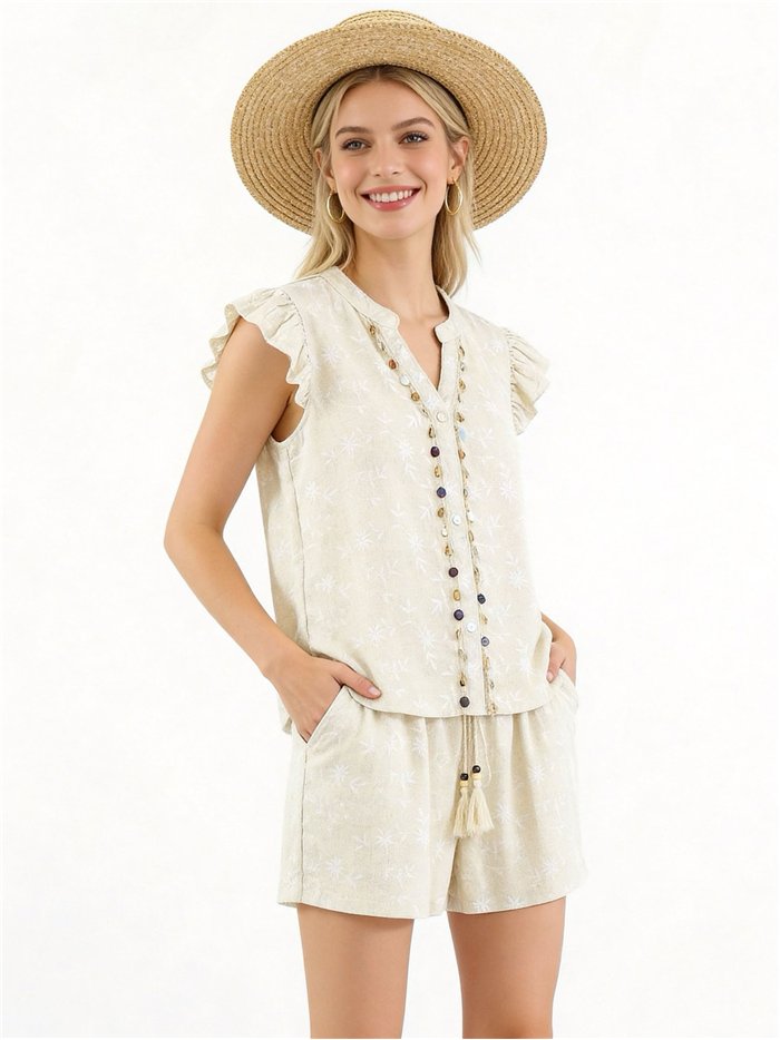 Conjunto de linho estampado com blusa de babados e shorts.