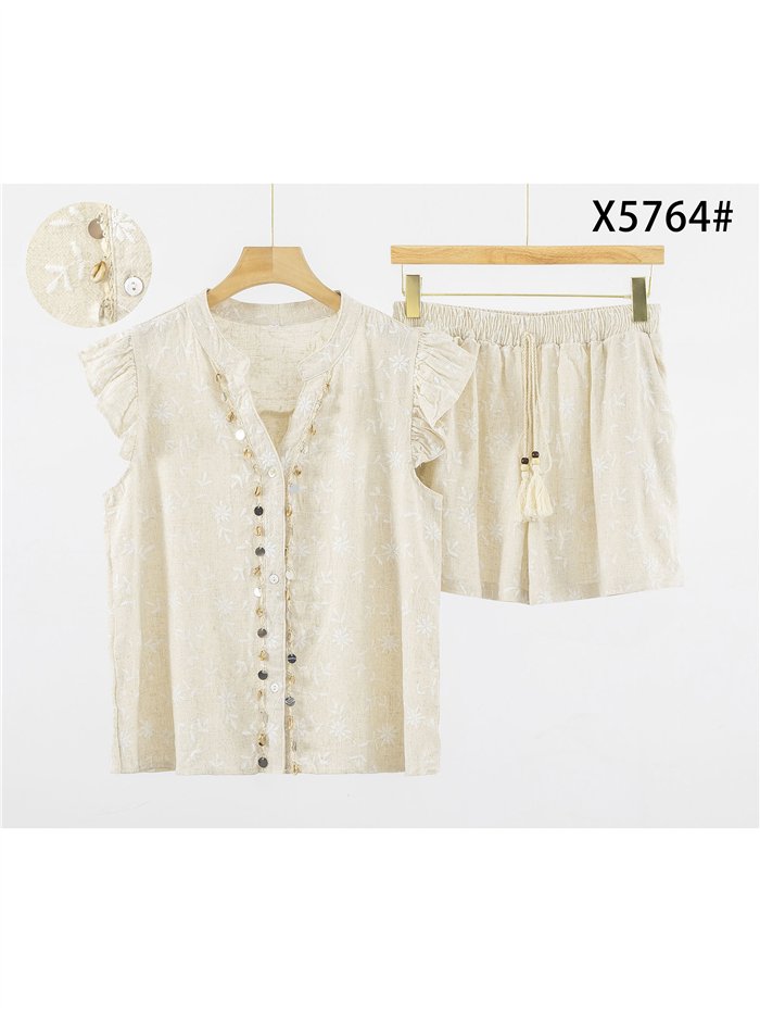 Conjunto de linho estampado com blusa de babados e shorts.