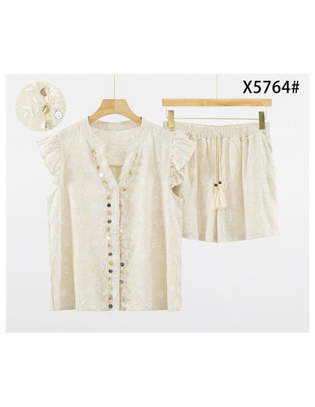 Conjunto de linho estampado com blusa de babados e shorts.