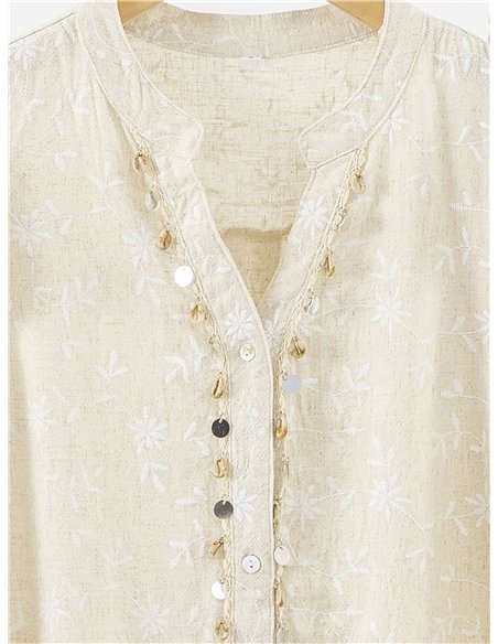 Conjunto de linho estampado com blusa de babados e shorts.