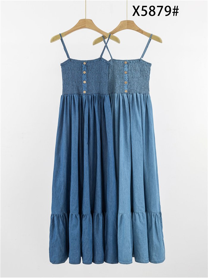 Robe longue froncée effet denim avec bretelles