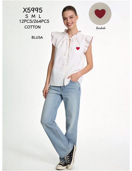 Camicetta in cotone con cuore ricamato e volant.