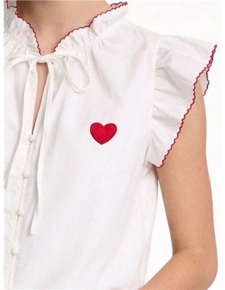 Camicetta in cotone con cuore ricamato e volant.