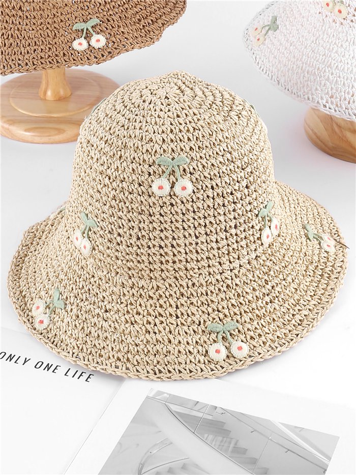 Chapéu de crochê em ráfia com cerejas bordadas