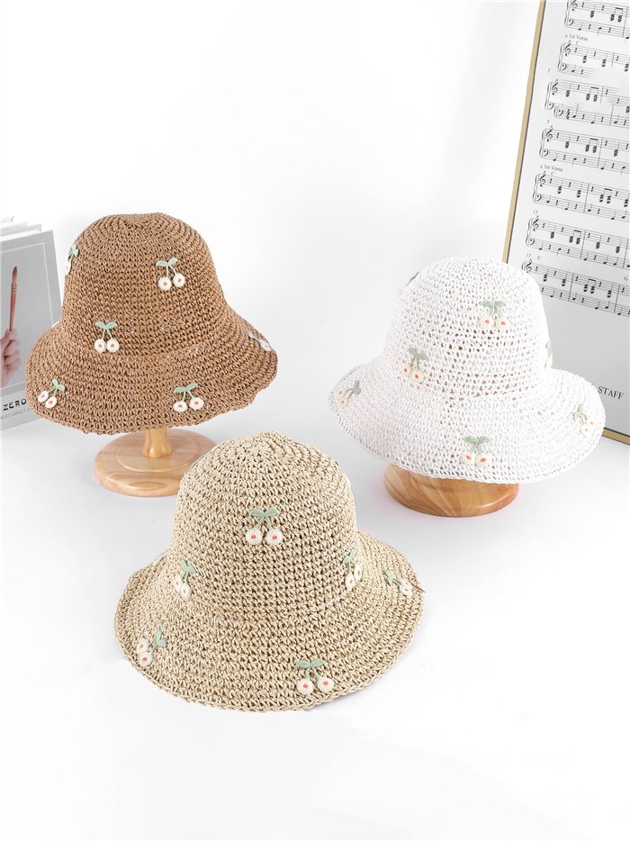 Chapéu de crochê em ráfia com cerejas bordadas