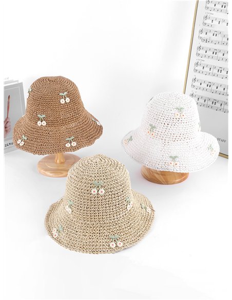 Chapéu de crochê em ráfia com cerejas bordadas