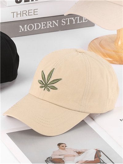 Gorra visera con hoja bordada