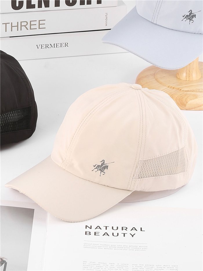 Gorra visera técnica con rejilla y logo