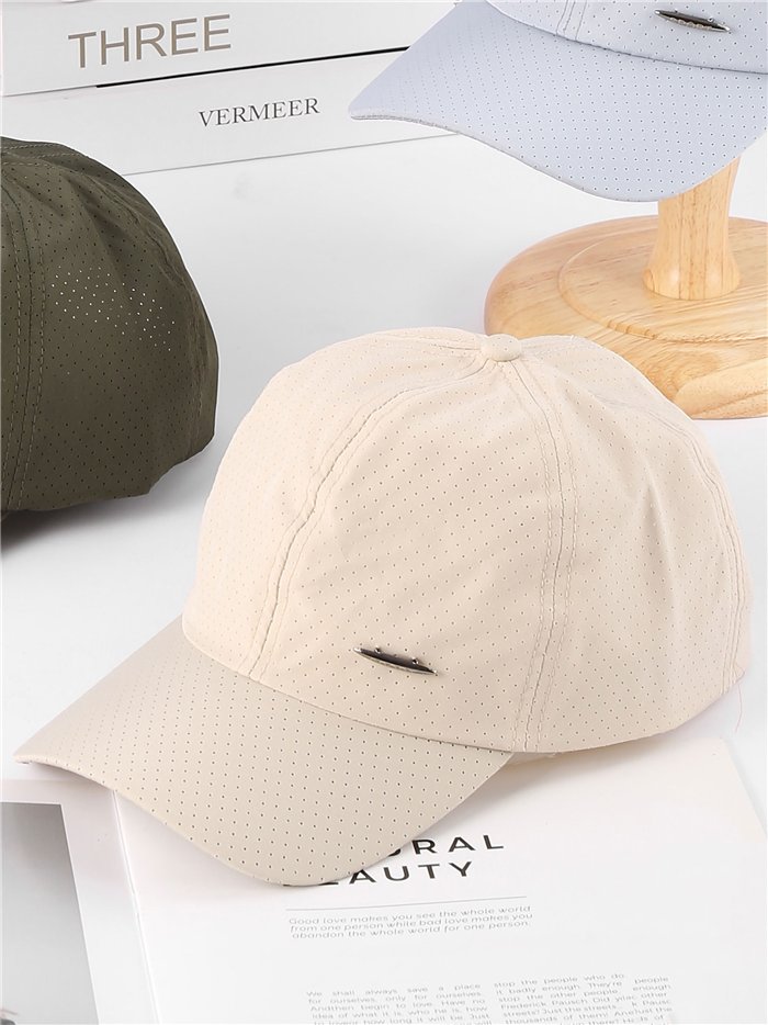 Gorra visera microperforada ligera