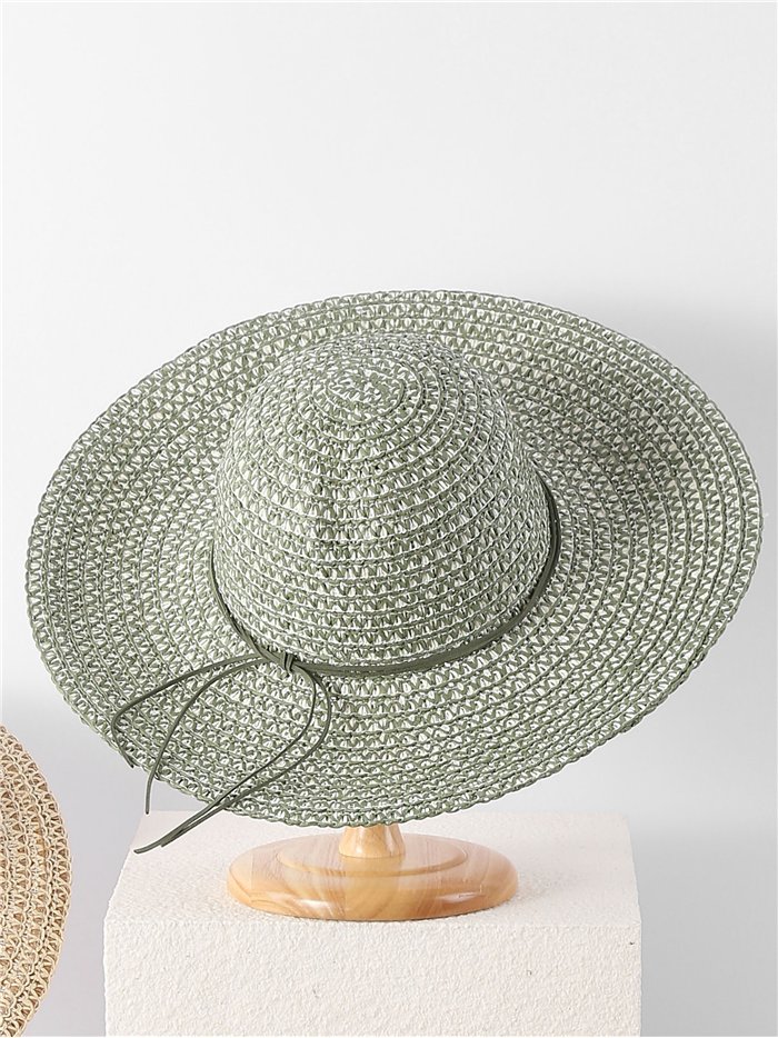 Chapéu de ráfia com cordão