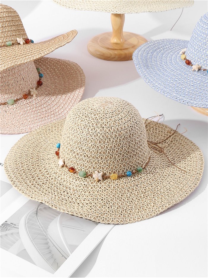 Chapeau en raphia orné de perles marines