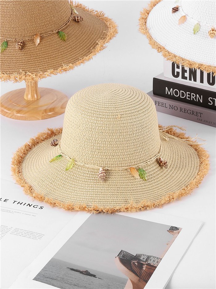 Sombrero de rafia desflecada