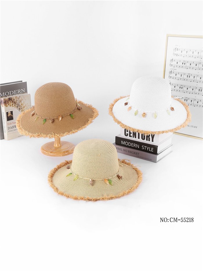 Sombrero de rafia desflecada