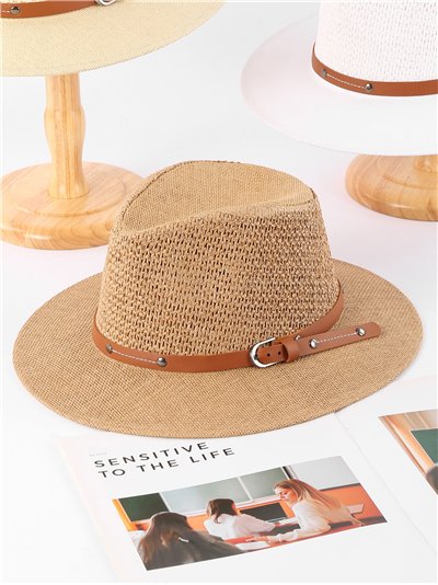 Sombrero fedora de rafia con cinturón tachas