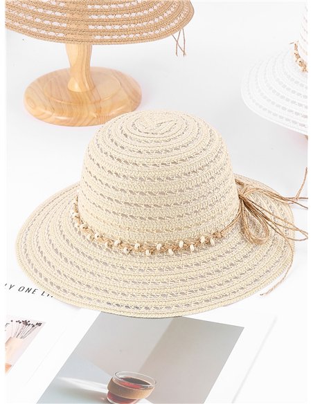 Sombrero de rafia calada con abalorios