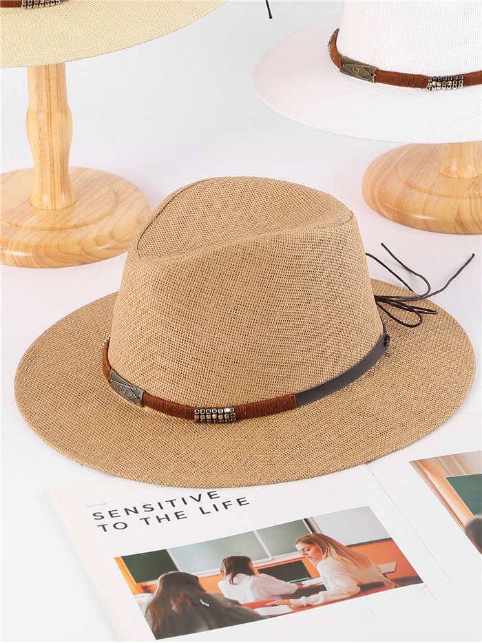 Sombrero panamá con banda decorativa