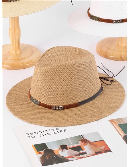 Sombrero panamá con banda decorativa