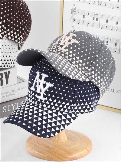 Boné com aba geométrica e bordado frontal.