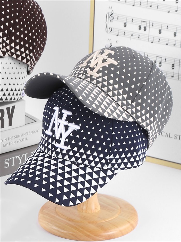 Gorra visera geométrica con bordado frontal