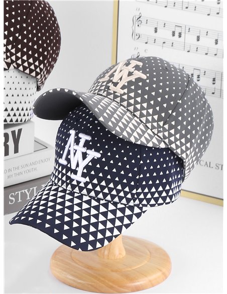 Gorra visera geométrica con bordado frontal