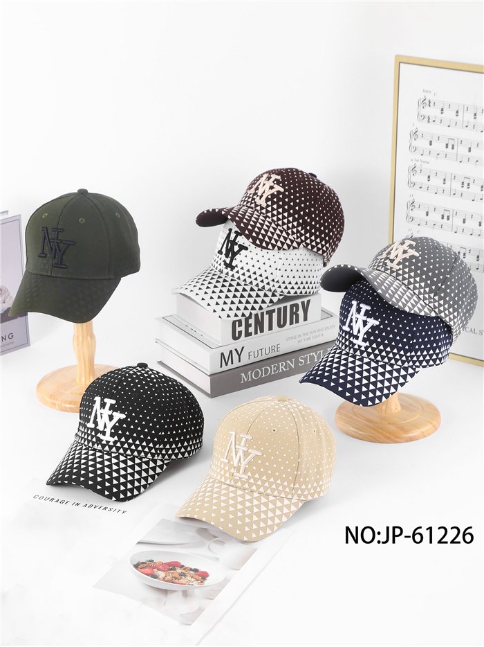 Gorra visera geométrica con bordado frontal