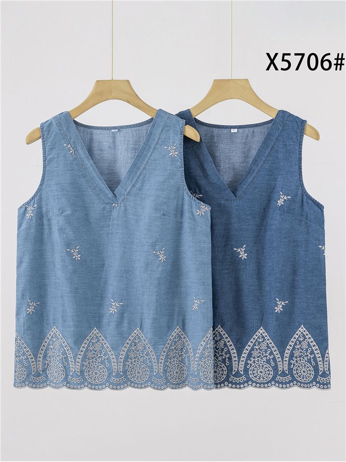 Blusa símil denim bordada sin mangas