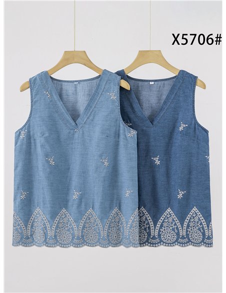 Blusa símil denim bordada sin mangas