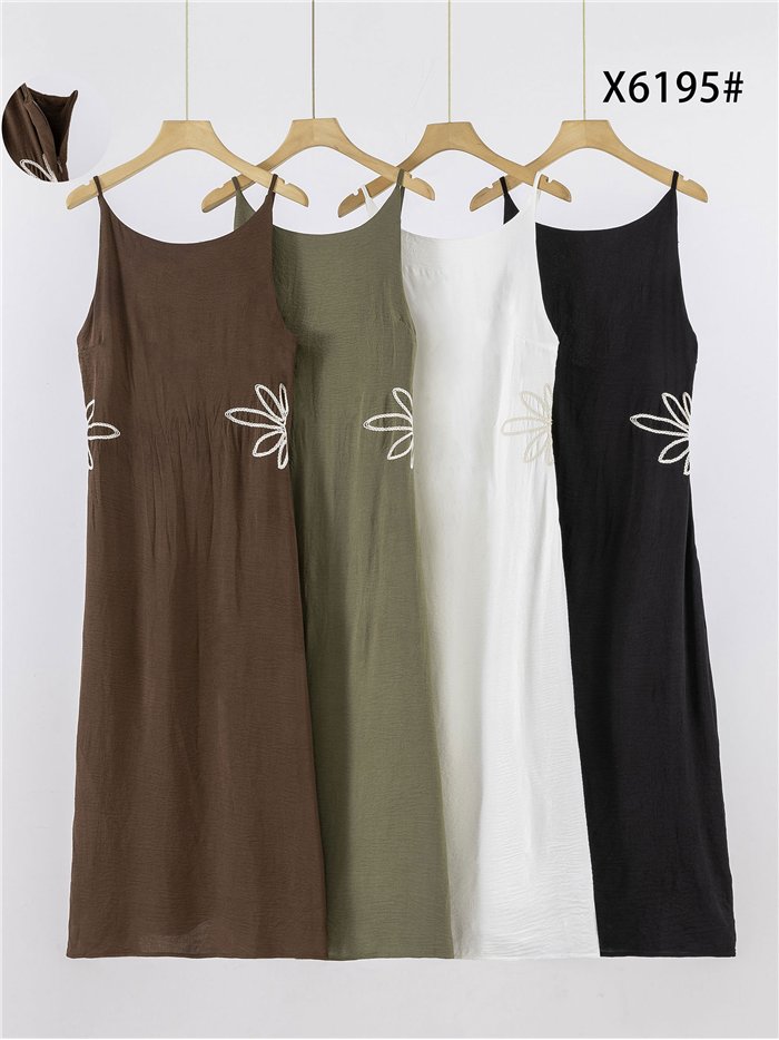 Slipkleid mit seitlicher Blumenstickerei