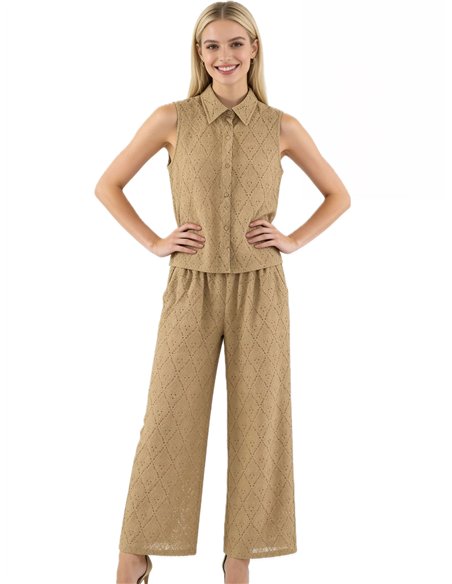 Conjunto vazado: camisa sem mangas e calça