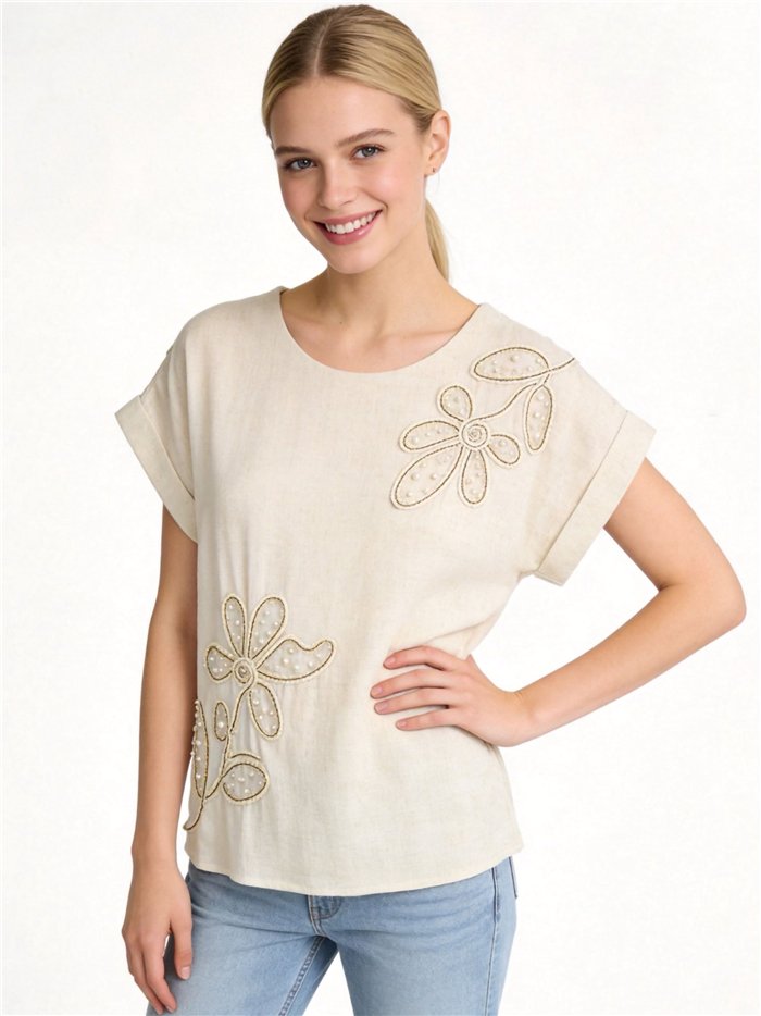 Blusa de linho com flores e pérolas.