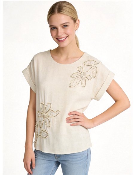 Blusa de linho com flores e pérolas.