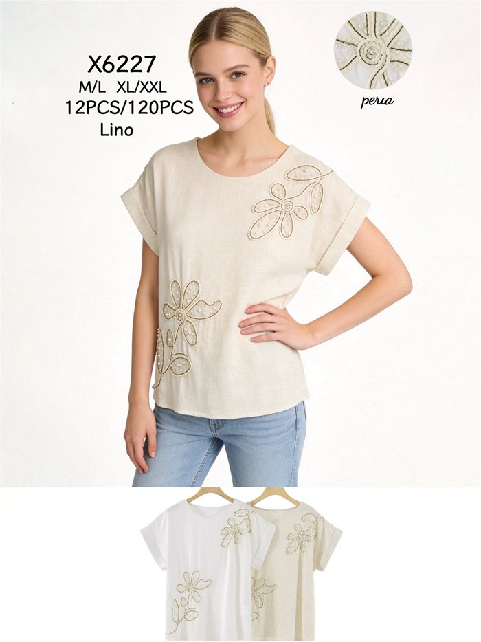 Blusa de linho com flores e pérolas.