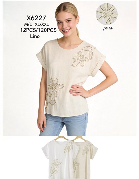 Blusa de linho com flores e pérolas.