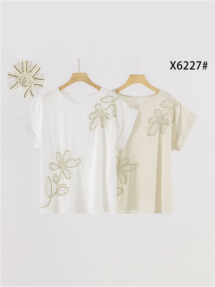 Blusa de linho com flores e pérolas.