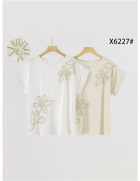 Blusa de linho com flores e pérolas.