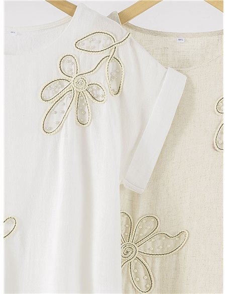 Blusa de linho com flores e pérolas.