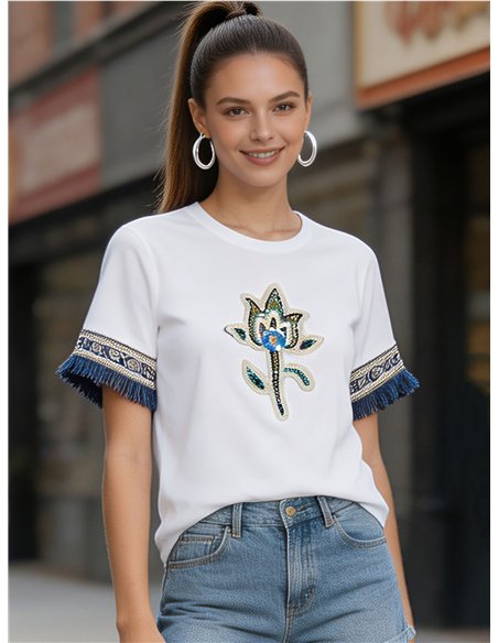 Camiseta com bordado floral e franjas estilo boho.